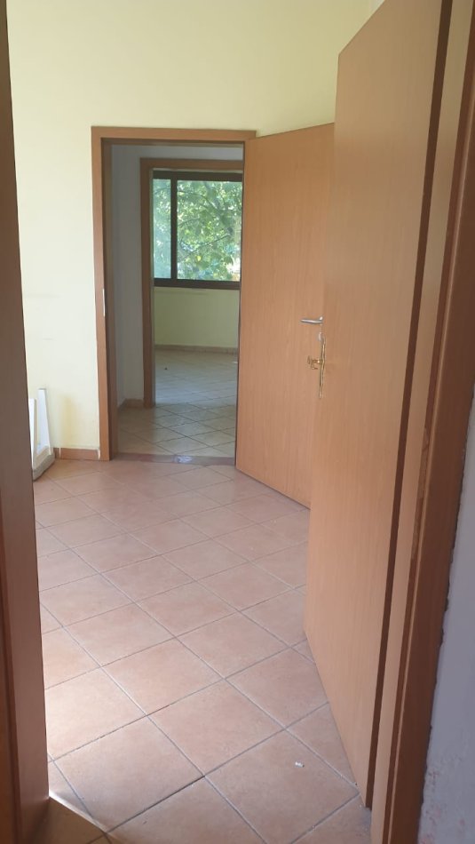 Tirane, jepet me qera ambjent biznesi Kati 3, 82 m² 500 € (Rruga e Dibres)