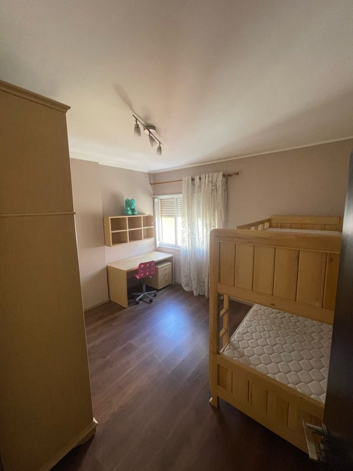 Tirane, jepet me qera apartament 3+1+Ballkon Kati 4, 143 m² 750 € (kodra e diellit)