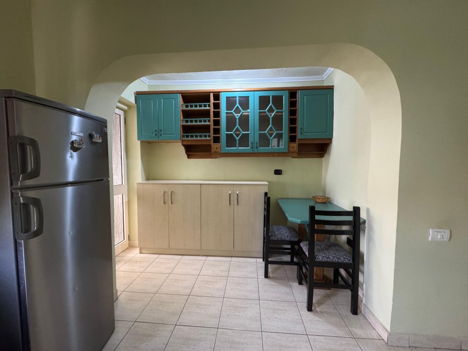 Tirane, jepet me qera apartament 1+1 Kati 5, 60 m² 500 € (Rr Grigor Heba)