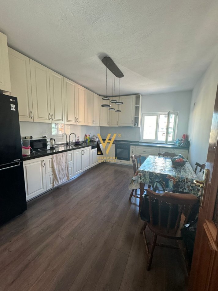 Tirane, shitet apartament 3+1+Ballkon Kati 5, 170 m² 300.000 € (KRISTAL CENTER)