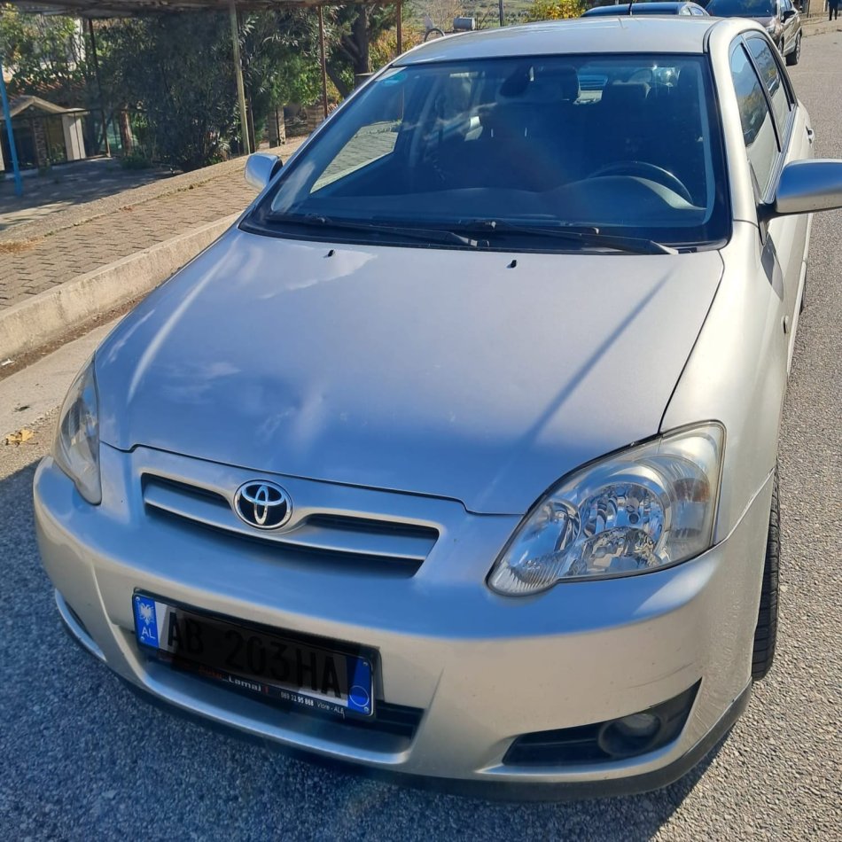 Tepelene, shitet Toyota Corolla.