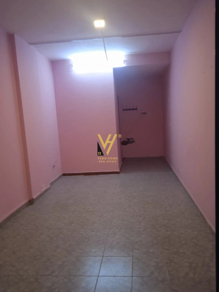 Tirane, jepet me qera dyqan Kati 0, 25 m² 300 € (KOMUNA E PARISIT)