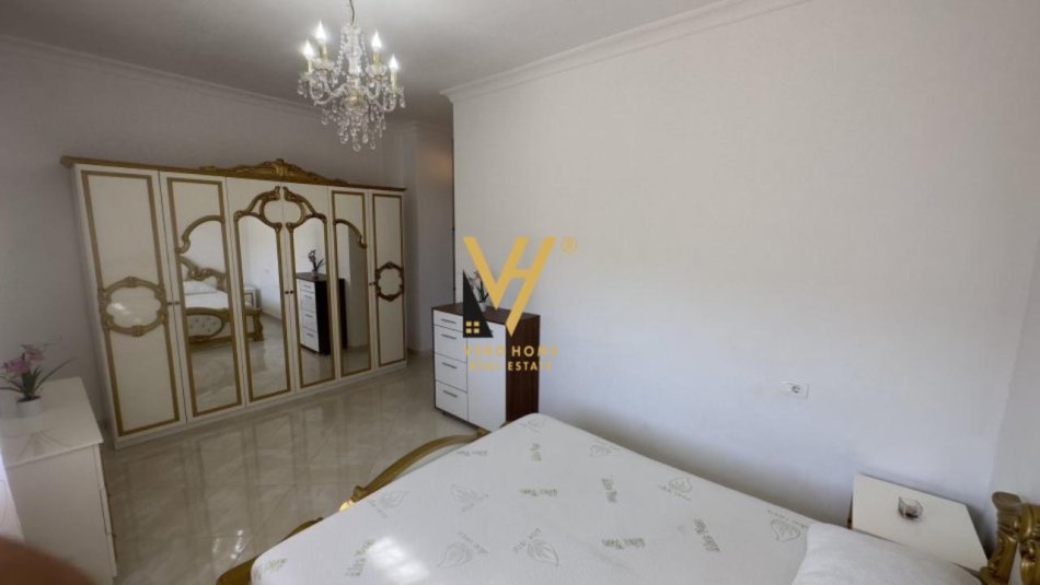 Tirane, jepet me qera apartament 3+1+Ballkon Kati 0, 220 m² 600 € (YRSHEK)