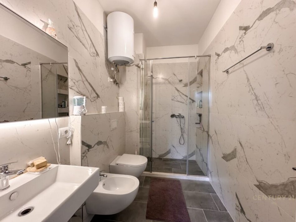 Tirane, shitet apartament 2+1+Ballkon Kati 2, 101 m² 198.000 € (perball UET-se ne Porcelan)