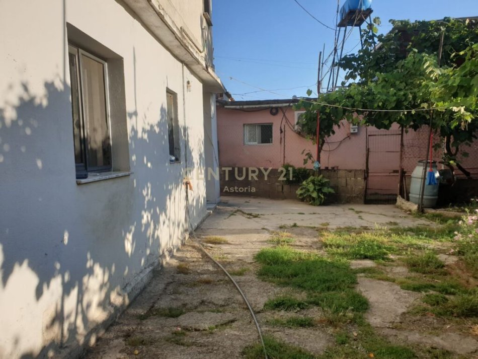 Tirane, shitet shtepi 3 Katshe , 195 m² 100.000 € (truall 424m², prane shkolles Kole Jakova tek Univers City)