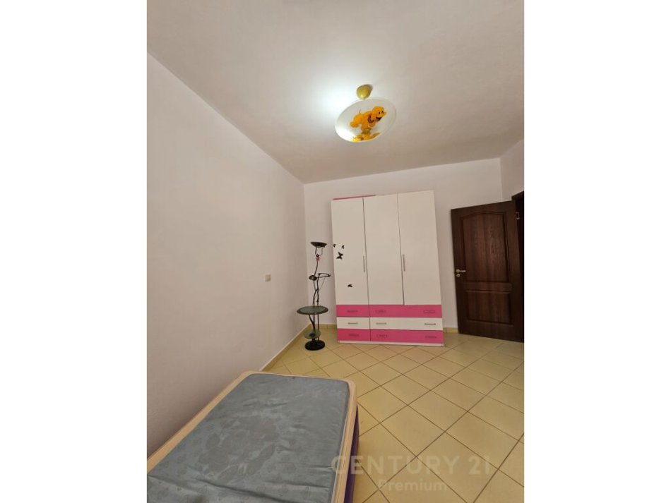 Tirane, jepet me qera apartament 2+1 Kati 2, 119 m² 400 € (ne zonen e Kopshtit Botanik)