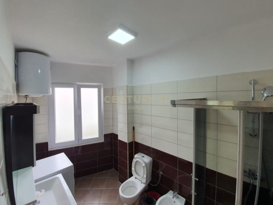 Tirane, shitet apartament 2+1+Ballkon Kati 3, 90 m² 90.000 € (Kodra e Priftit, ne pallat me ashensor afer me shkollen "Mrekullia")