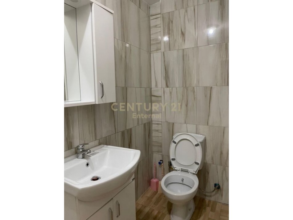 Tirane, jepet me qera apartament 1+1+Ballkon Kati 2, 85 m² 450 € (ne Laprake)