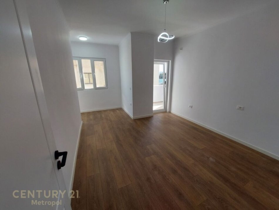 Tirane, shitet apartament 2+1+Ballkon Kati 5, 90 m² (pallat i ri ne rrugen e Dibres, prane Medresese)