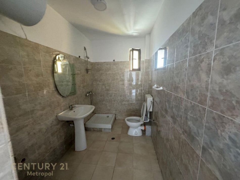 Tirane, shitet apartament 2+1+Ballkon Kati 6, 127.000 € (ish Fusha e Aviacionit)