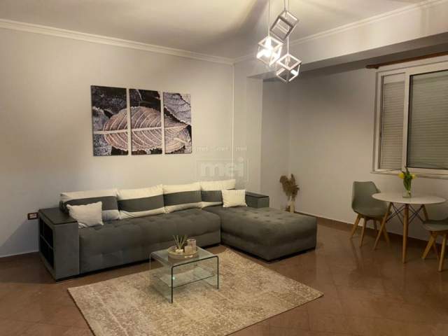 Tirane, jepet me qera apartament 2+1+BLK 95 m² 700 Euro (Zogu i Zi)
