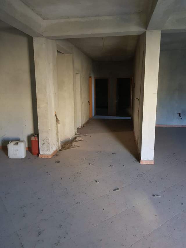 Elbasan, shitet shtepi 333 m² 100.000 Euro