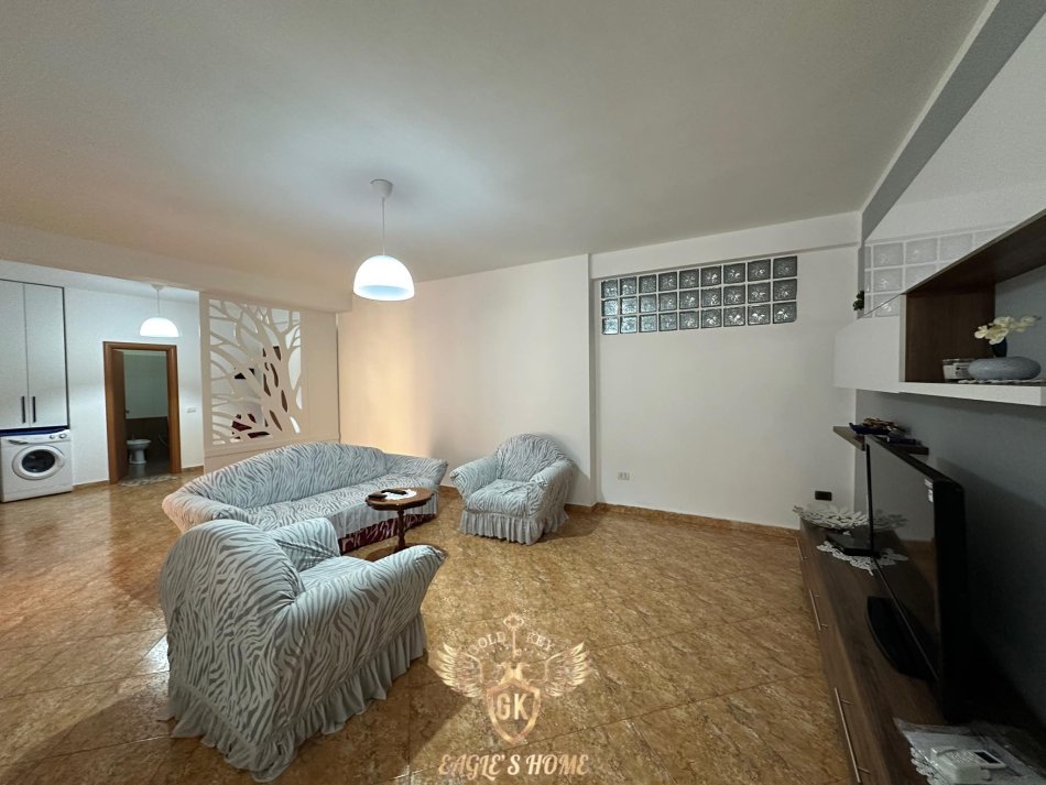 Durres, jepet me qera apartament 2+1+Ballkon Kati 4, (QENDER DURRES)
