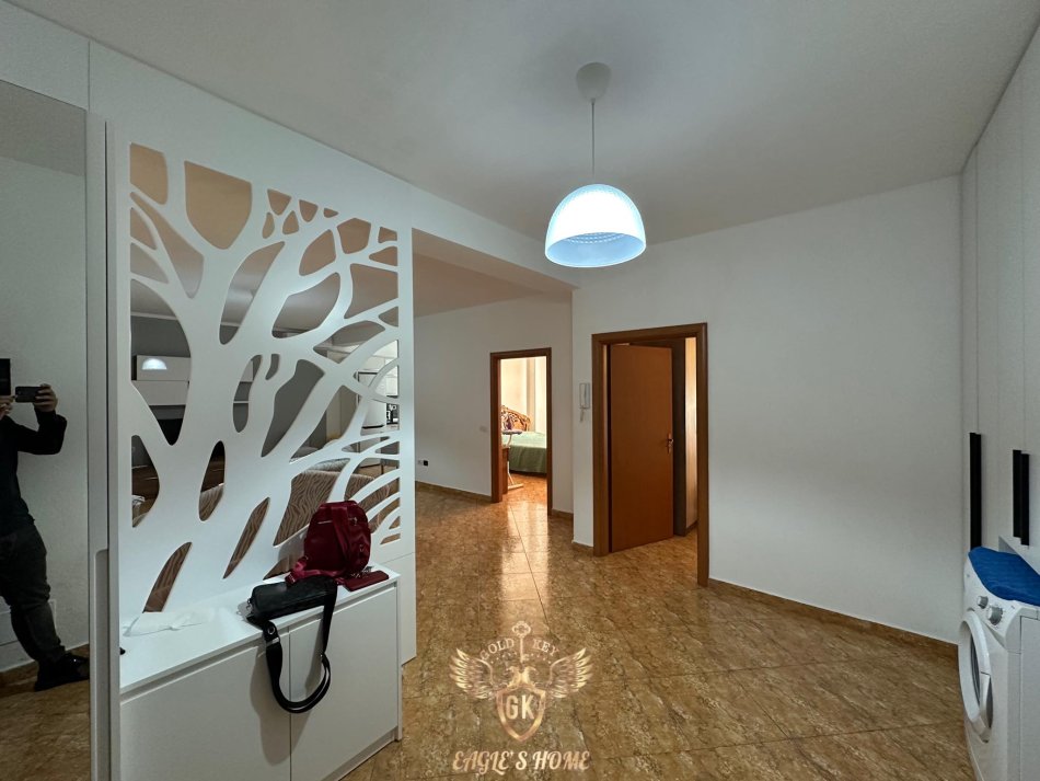Durres, jepet me qera apartament 2+1+Ballkon Kati 4, (QENDER DURRES)