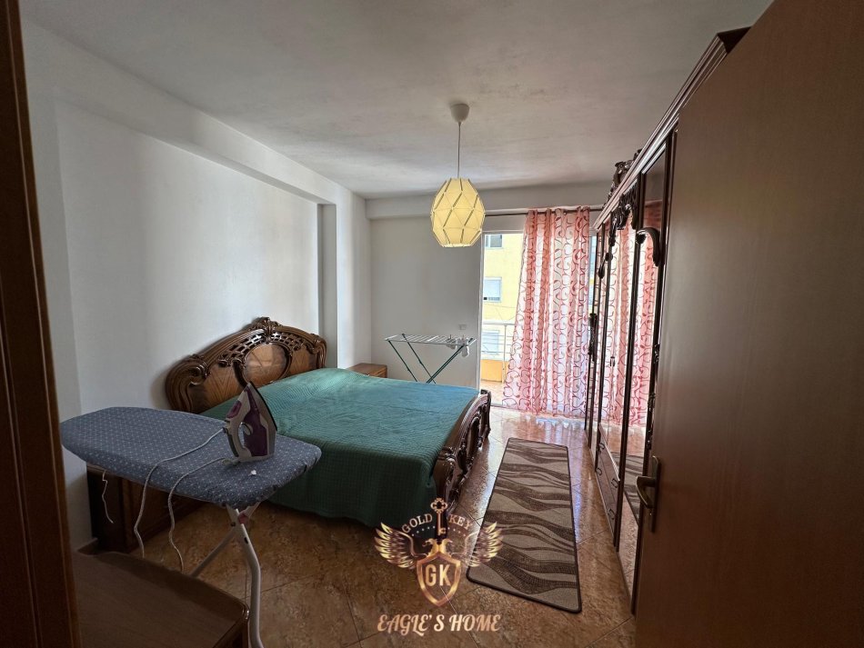 Durres, jepet me qera apartament 2+1+Ballkon Kati 4, (QENDER DURRES)
