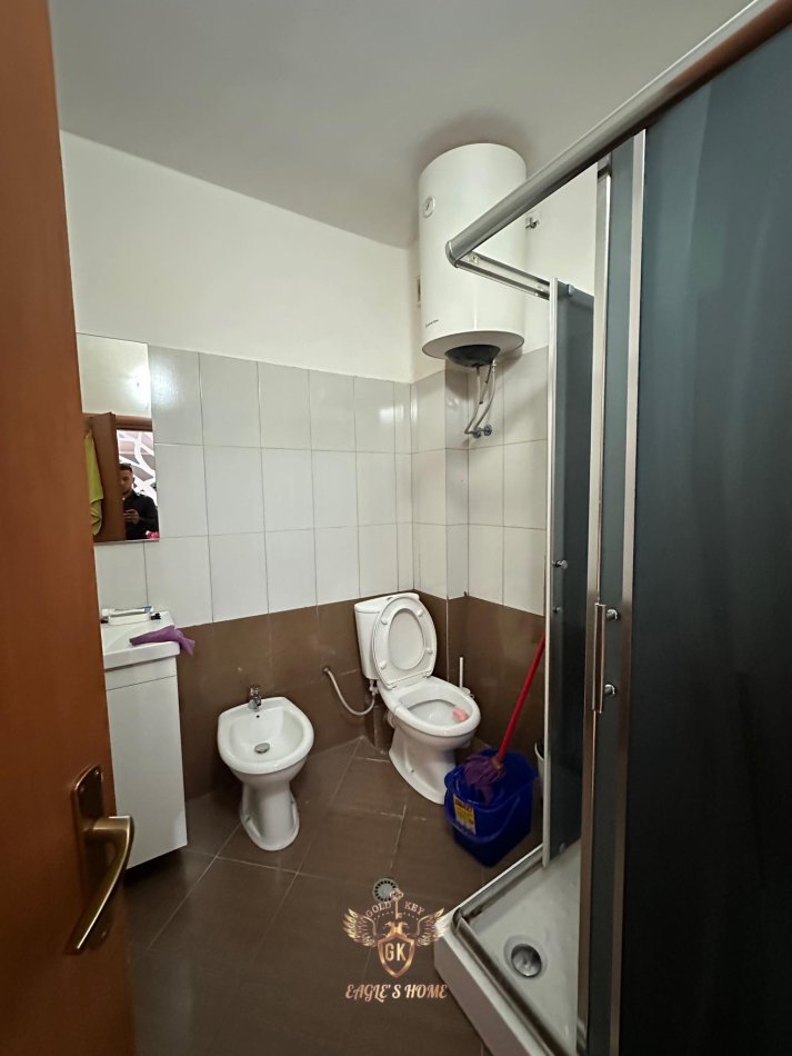Durres, jepet me qera apartament 2+1+Ballkon Kati 4, (QENDER DURRES)