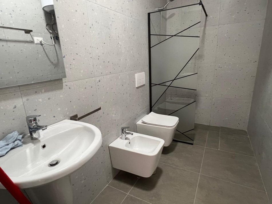 Tirane, jepet me qera apartament 2+1+Ballkon Kati 3, 100 m² 900 € (bulevardi i ri)