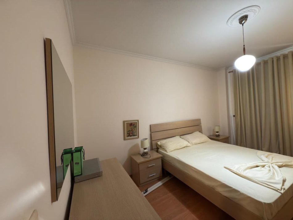 Tirane, jepet me qera apartament 2+1 , 80 m² 800 € (rruga nikolla tupe)