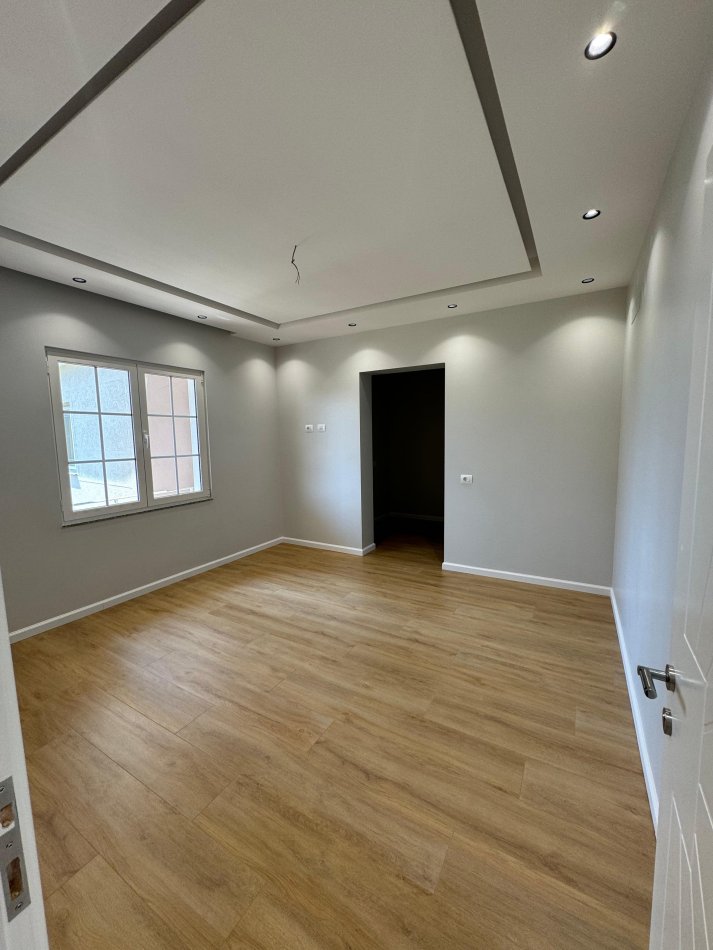 Tirane, shitet apartament 3+1 Kati 2, 140 m² 180.000 € 