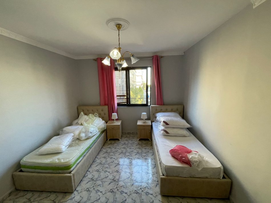Tirane, jepet me qera apartament 2+1 Kati 3, 75 m² 450 € (Xhamia Xhura)
