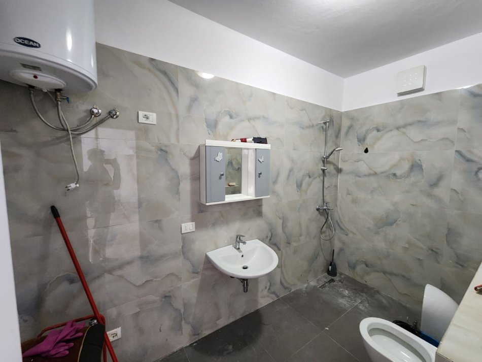 Tirane, jepet me qera apartament 1+1+Ballkon Kati 3, 70 m² 330 € (Don Bosko)