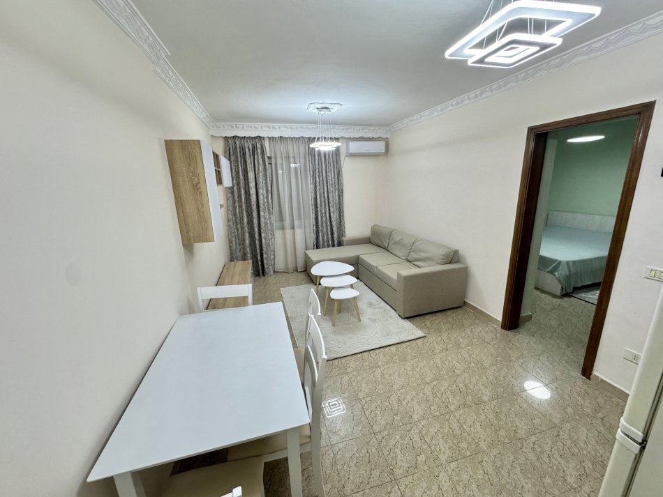 Tirane, jepet me qera apartament 1+1+Aneks Kati 1, 56 m² 500 € (Rruga e Kavajes)