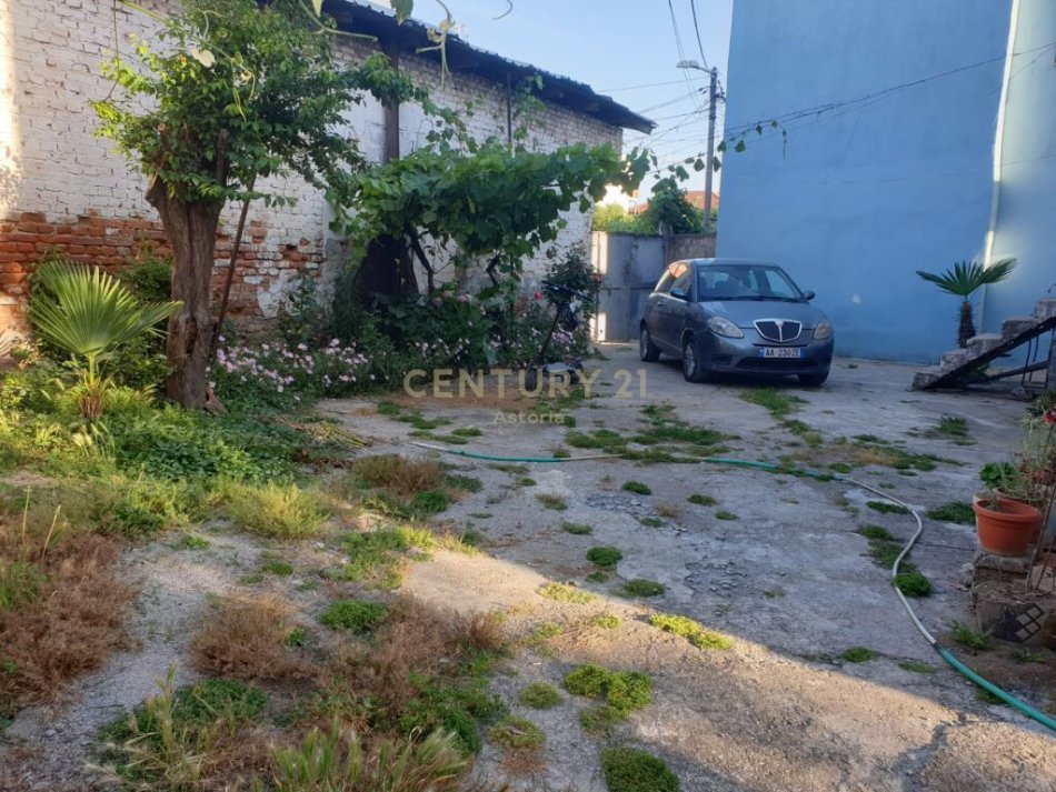 Tirane, shitet shtepi 3 Katshe , 195 m² 100.000 € (truall 424m², prane shkolles Kole Jakova tek Univers City)