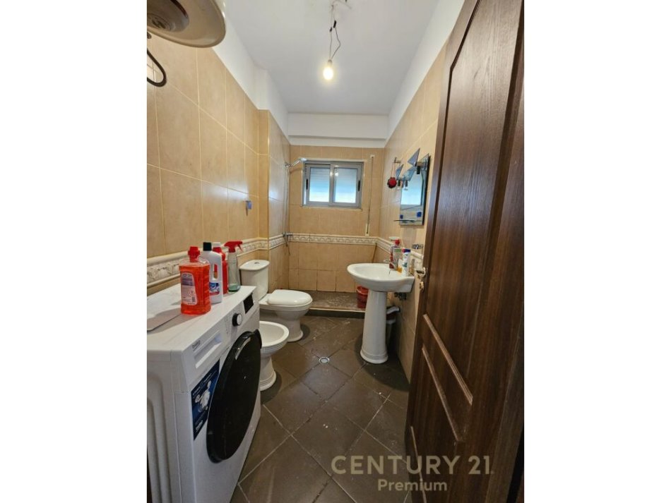 Tirane, jepet me qera apartament 2+1 Kati 2, 119 m² 400 € (ne zonen e Kopshtit Botanik)