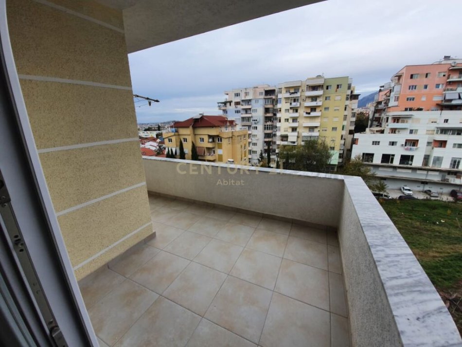 Tirane, shitet apartament 2+1+Ballkon Kati 3, 90 m² 90.000 € (Kodra e Priftit, ne pallat me ashensor afer me shkollen "Mrekullia")