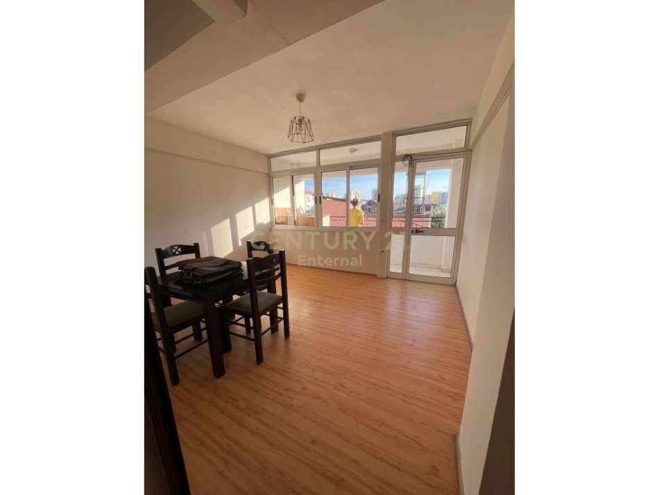 Tirane, jepet me qera apartament 1+1+Ballkon Kati 2, 85 m² 450 € (ne Laprake)