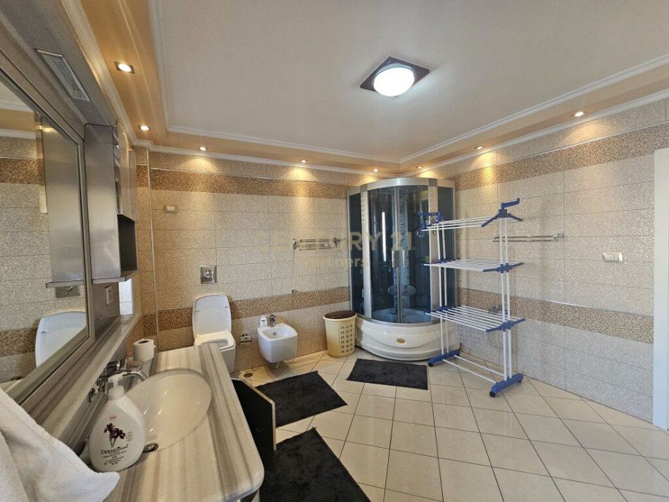 Tirane, shitet apartament 2+1+Ballkon Kati 4, 117 m² 170.000 € (Apartament 2+1 te rruga e Kavajes. Ish parku i autobuzave !)