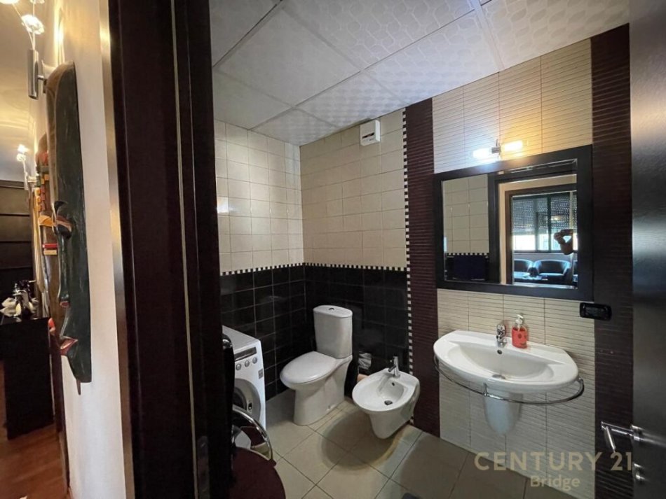 Tirane, shitet apartament 2+1+Ballkon , 107 m² 230.000 € (Apartament 2+1+2 për Shitje në zonen e 21 Dhjetorit, Tiranë)