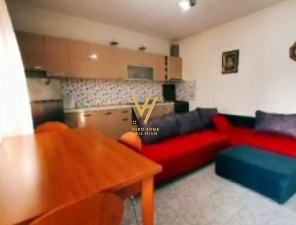 Tirane, jepet me qera dyqan Kati 2, 100 m² 350 € (SAUK TE VJETER)