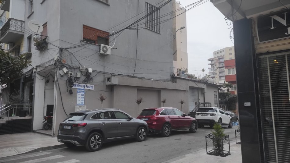 Durres, jepet me qera ambjent biznesi Kati 0, 91 m² 900 € (Prane Gjykates)
