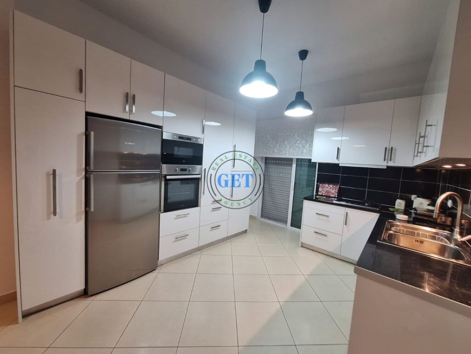 Durres, jepet me qera shtepi 2+1+Ballkon Kati 2, 135 m² 450 € (Ura E Dajlanit,Durres)