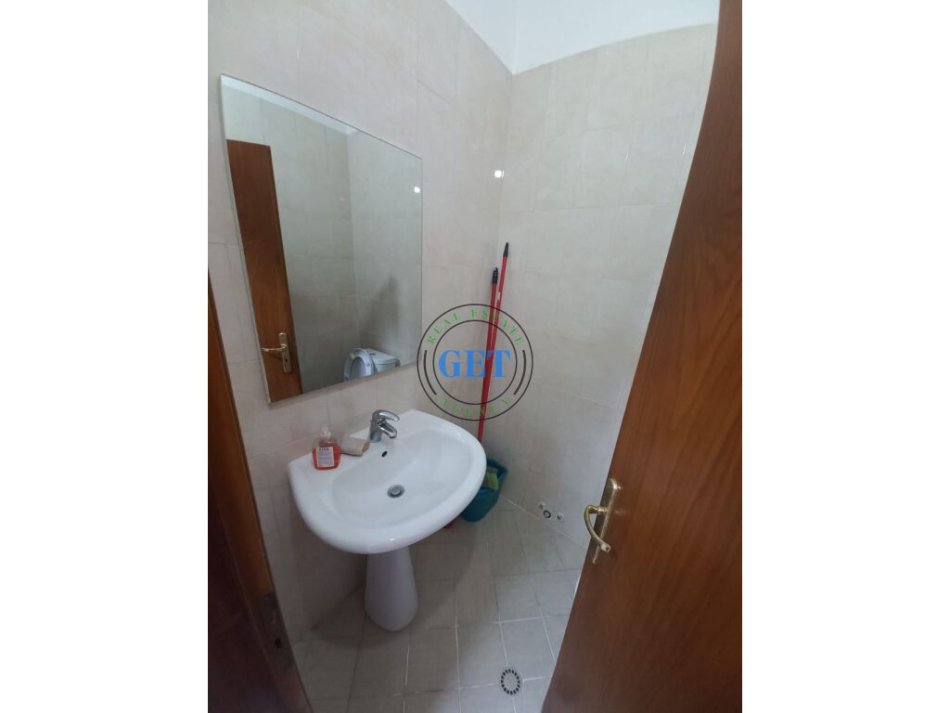 Durres, jepet me qera zyre Kati 1, 23 m² 200 € (Gjykata)