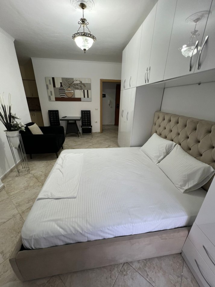 Tirane, jepet me qera apartament 1+1 Kati 3, 60 m² 600 € (Rr.Barrikadave)