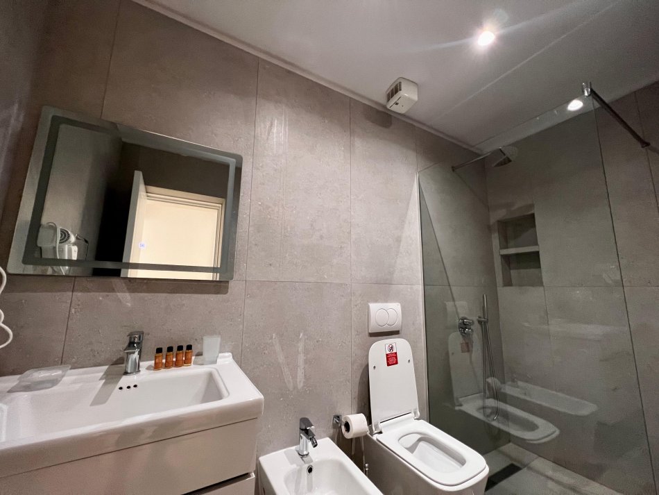 Tirane, jepet me qera apartament 2+1+Ballkon Kati 3, 80 m² 700 € (Shkolla Osman Myderizi pranë Ambasadës Amerikane)