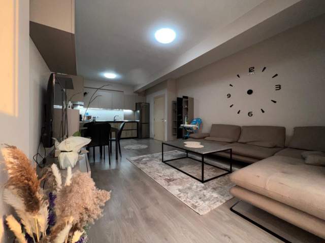 Tirane, jepet me qera apartament Kati 4, 93m2,tek Medreseja