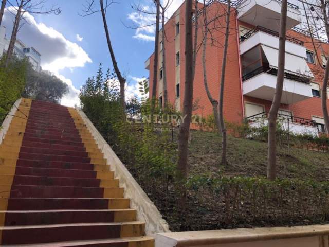 Tirane, shitet Penthouse 3+1 Kati 4, 178 m² 210.000 Euro (Kopshti Botanik)