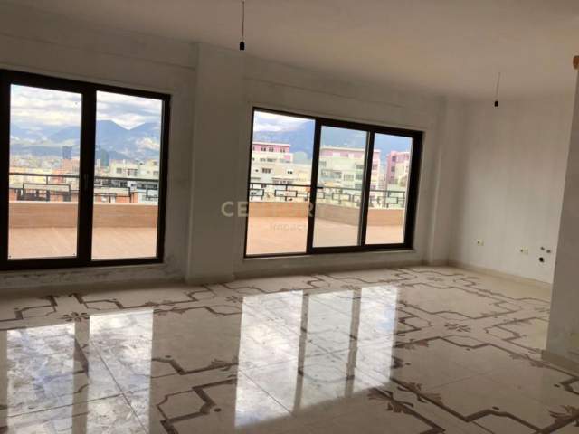 Tirane, shitet Penthouse 3+1 Kati 4, 178 m² 210.000 Euro (Kopshti Botanik)
