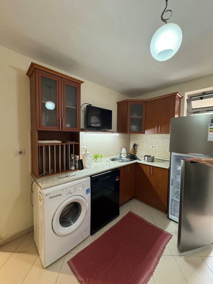 Tirane, jepet me qera apartament 1+1+Ballkon Kati 1, 65 m² 400 € (Myslym shyr , prane neranxit)