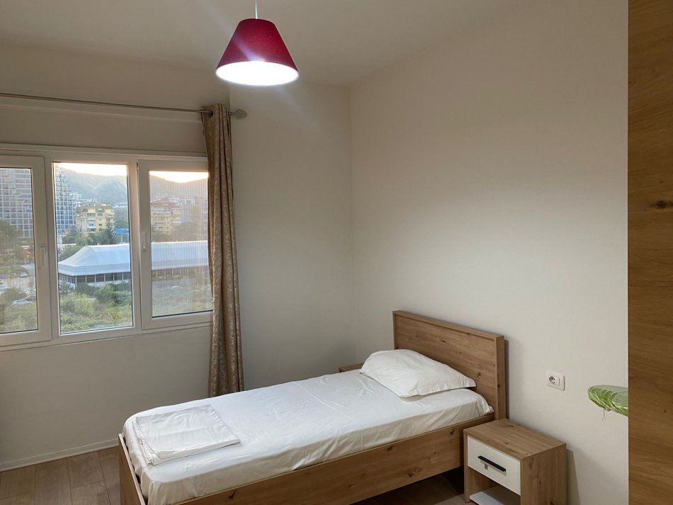 Tirane, jepet me qera apartament 2+1 Kati 4, 120 m² 1.300 € (Rruga e kosovareve)
