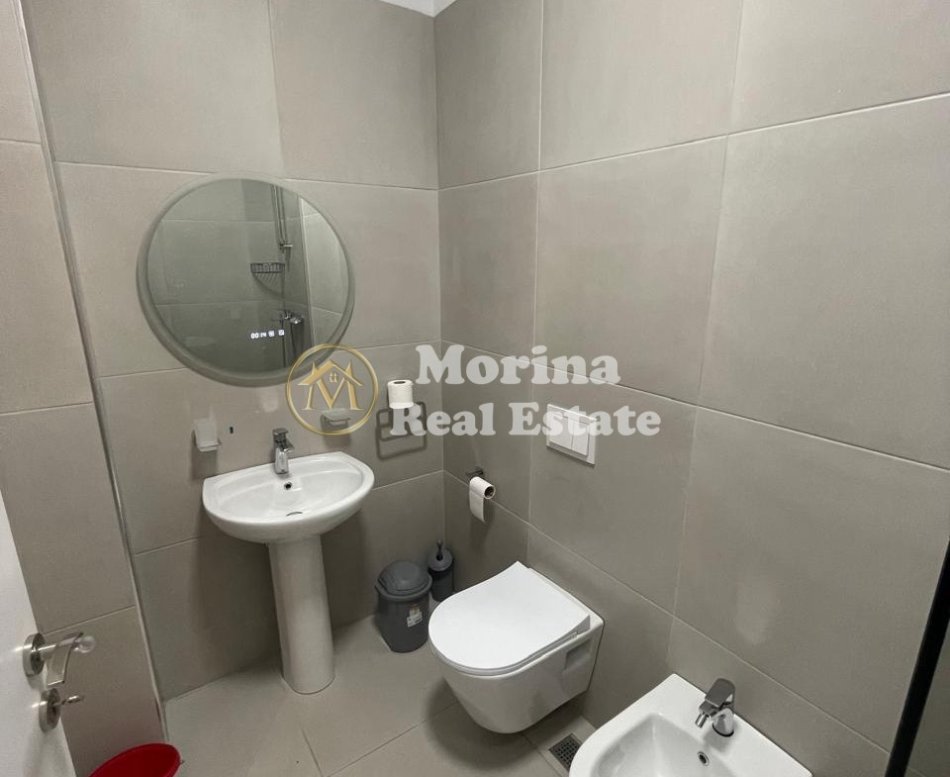 Tirane, jepet me qera apartament 3+1 Kati 4, 112 m² 800 € (Laprake)