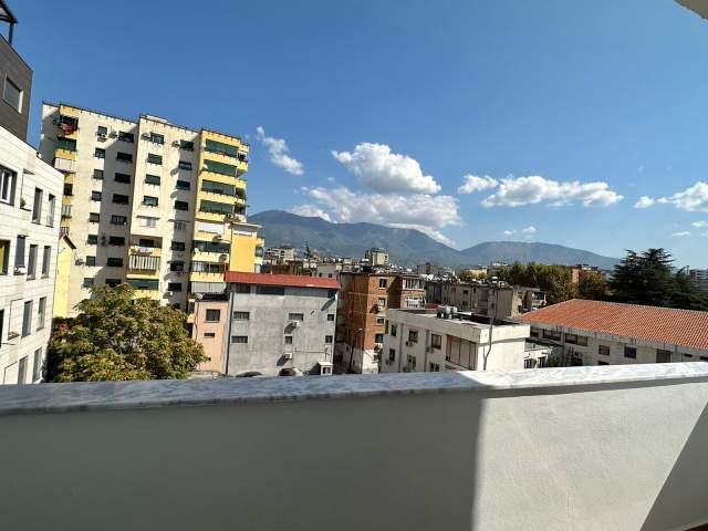 Tirane, jepet me qera apartament 2+1 Kati 4, 97 m² 550 Euro (qender)
