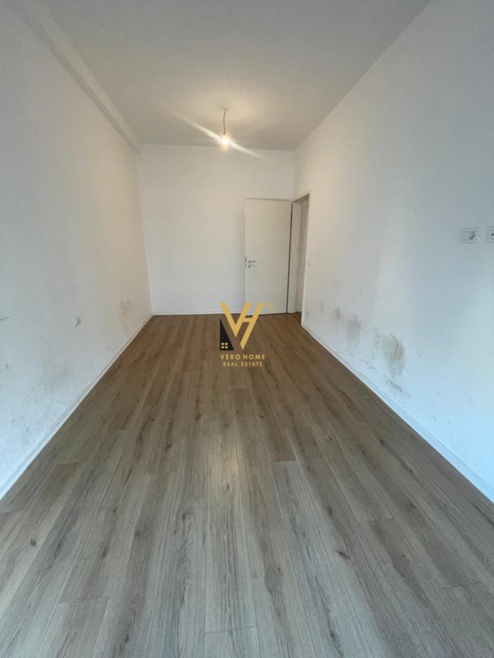 Tirane, jepet me qera zyre Kati 10, 115 m² 600 € (21 DHJETORI , KOMPLEKSI KONTAKT)