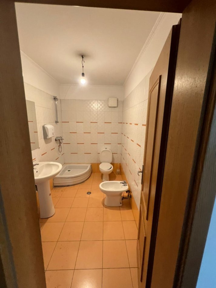 Tirane, jepet me qera zyre Kati 6, 116 m² 700 € (ZOGU I ZI)