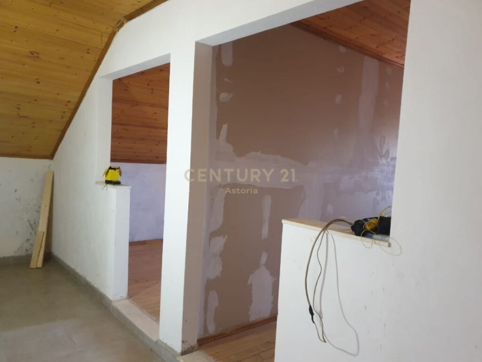 Tirane, shitet shtepi 3 Katshe , 195 m² 100.000 € (truall 424m², prane shkolles Kole Jakova tek Univers City)