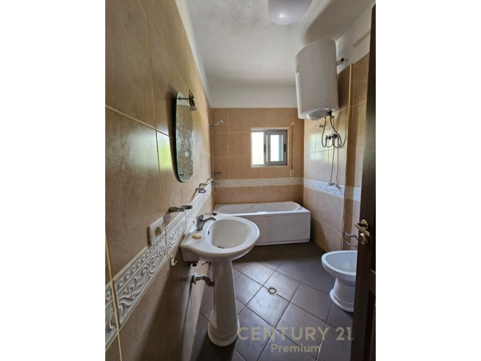 Tirane, jepet me qera apartament 2+1 Kati 2, 119 m² 400 € (ne zonen e Kopshtit Botanik)