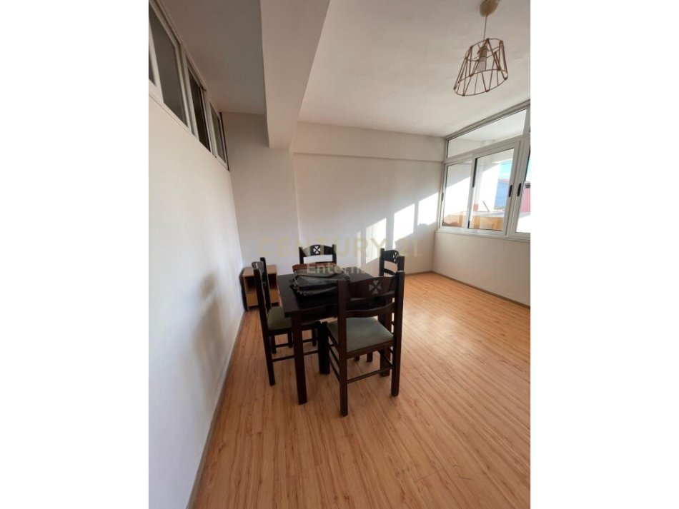 Tirane, jepet me qera apartament 1+1+Ballkon Kati 2, 85 m² 450 € (ne Laprake)